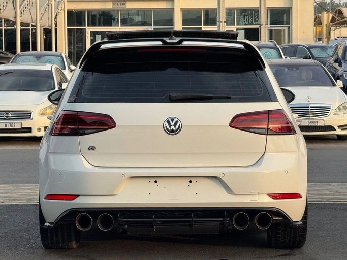 Подержанный Volkswagen Golf R VII Рестайлинг, 2.0 л, 2018 в Шардже от Titanium Used Cars Белый цвет. GCC | AUTO.AE