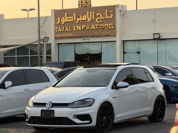 Подержанный Volkswagen Golf R VII Рестайлинг, 2.0 л, 2018 в Шардже от Titanium Used Cars Белый цвет. GCC | AUTO.AE