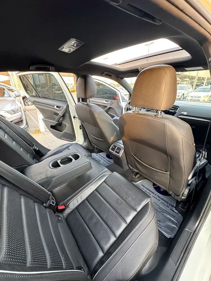 Подержанный Volkswagen Golf R VII Рестайлинг, 2.0 л, 2018 в Шардже от Taj Al Impratoor Used Cars Белый цвет. GCC | AUTO.AE