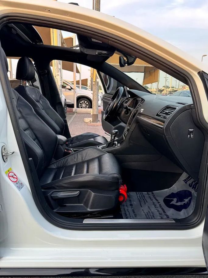 Подержанный Volkswagen Golf R VII Рестайлинг, 2.0 л, 2018 в Шардже от Taj Al Impratoor Used Cars Белый цвет. GCC | AUTO.AE