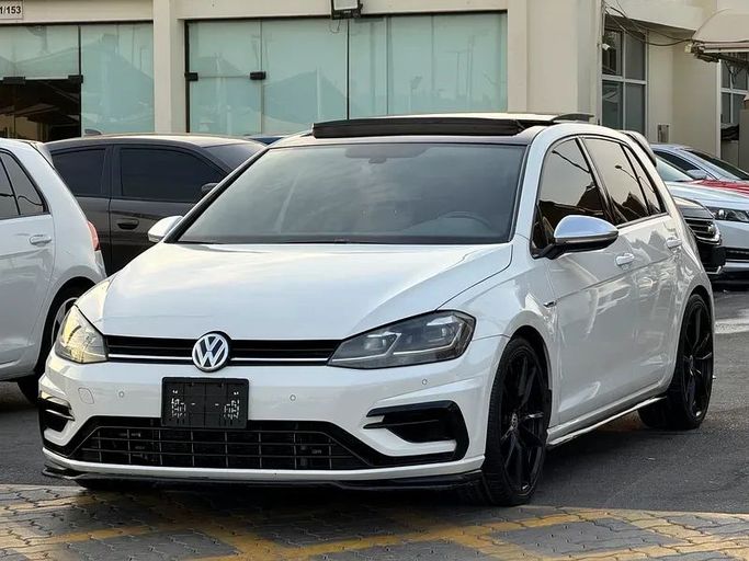 Подержанный Volkswagen Golf R VII Рестайлинг, 2.0 л, 2018 в Шардже от Taj Al Impratoor Used Cars Белый цвет. GCC | AUTO.AE