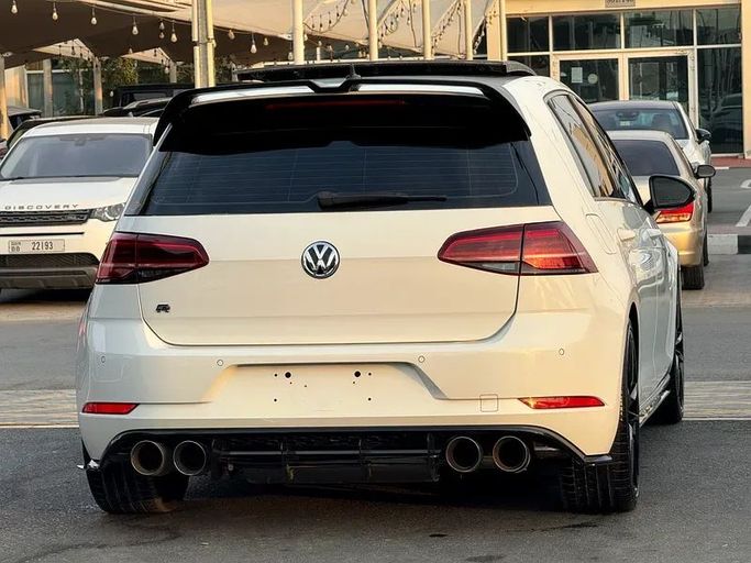 Подержанный Volkswagen Golf R VII Рестайлинг, 2.0 л, 2018 в Шардже от Taj Al Impratoor Used Cars Белый цвет. GCC | AUTO.AE