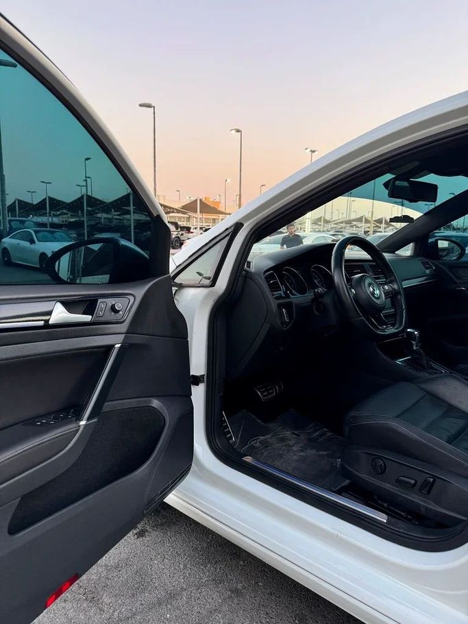 Подержанный Volkswagen Golf R VII, 2.0 л, 2016 в Шардже от Taj Al Impratoor Used Cars Белый цвет. GCC | AUTO.AE