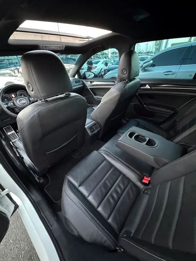 Подержанный Volkswagen Golf R VII, 2.0 л, 2016 в Шардже от Taj Al Impratoor Used Cars Белый цвет. GCC | AUTO.AE