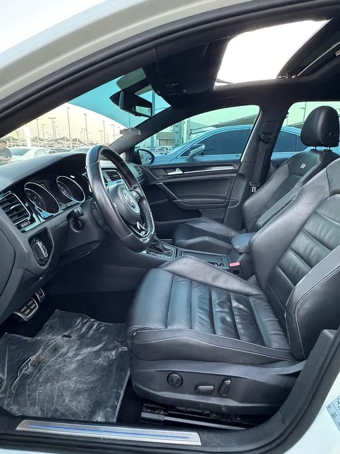 Подержанный Volkswagen Golf R VII, 2.0 л, 2016 в Шардже от Taj Al Impratoor Used Cars Белый цвет. GCC | AUTO.AE