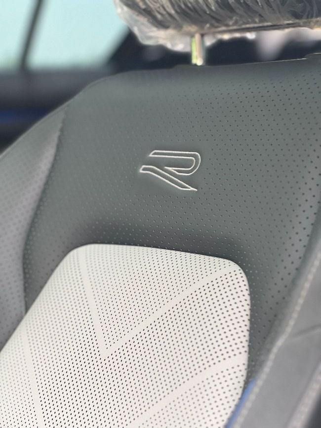 Подержанный Volkswagen Golf R VIII Рестайлинг, 2.0 л, 2024 в Шардже от Berlin Used Cars Серый цвет. Японская | AUTO.AE