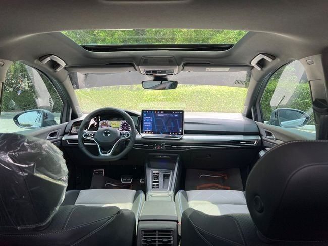 Подержанный Volkswagen Golf R VIII Рестайлинг, 2.0 л, 2024 в Шардже от Berlin Used Cars Серый цвет. Японская | AUTO.AE