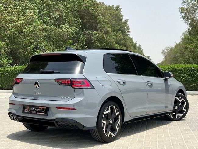 Подержанный Volkswagen Golf R VIII Рестайлинг, 2.0 л, 2024 в Шардже от Berlin Used Cars Серый цвет. Японская | AUTO.AE