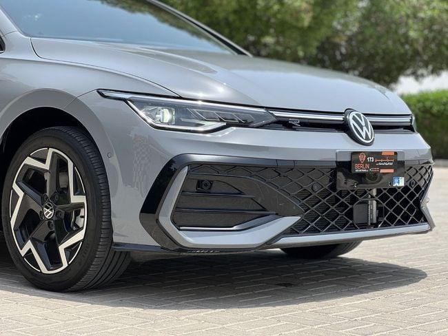 Подержанный Volkswagen Golf R VIII Рестайлинг, 2.0 л, 2024 в Шардже от Berlin Used Cars Серый цвет. Японская | AUTO.AE