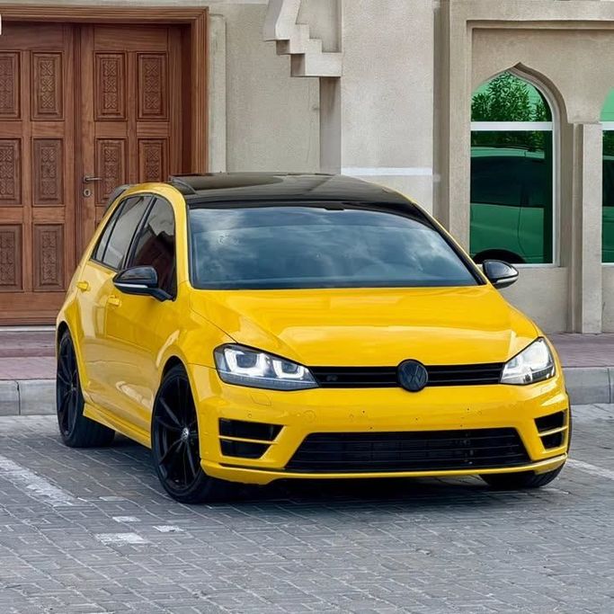 Подержанный Volkswagen Golf R VII, 2.0 л, 2017 в Шардже от Sarmad Cars Желтый цвет. Other | AUTO.AE