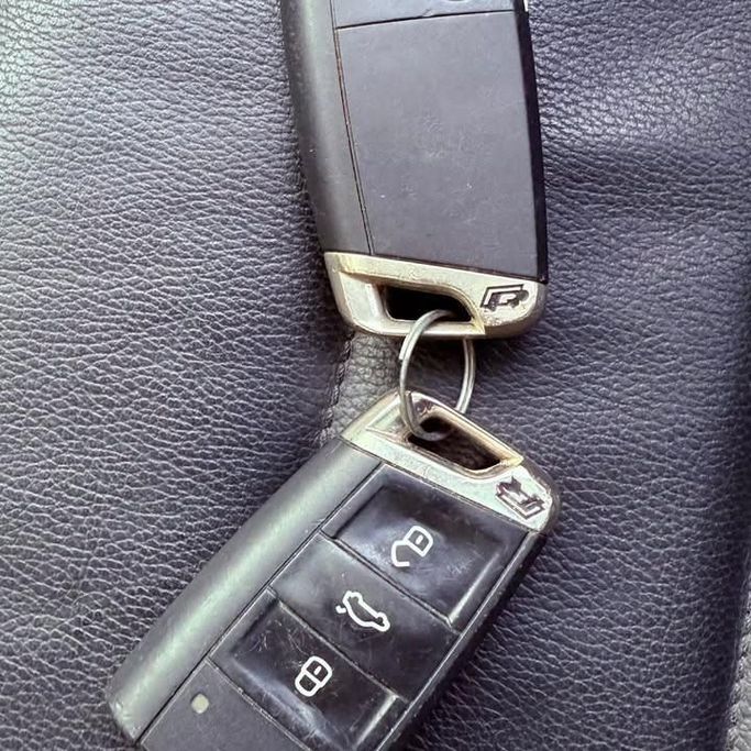 Подержанный Volkswagen Golf R VII, 2.0 л, 2017 в Шардже от Sarmad Cars Желтый цвет. Other | AUTO.AE