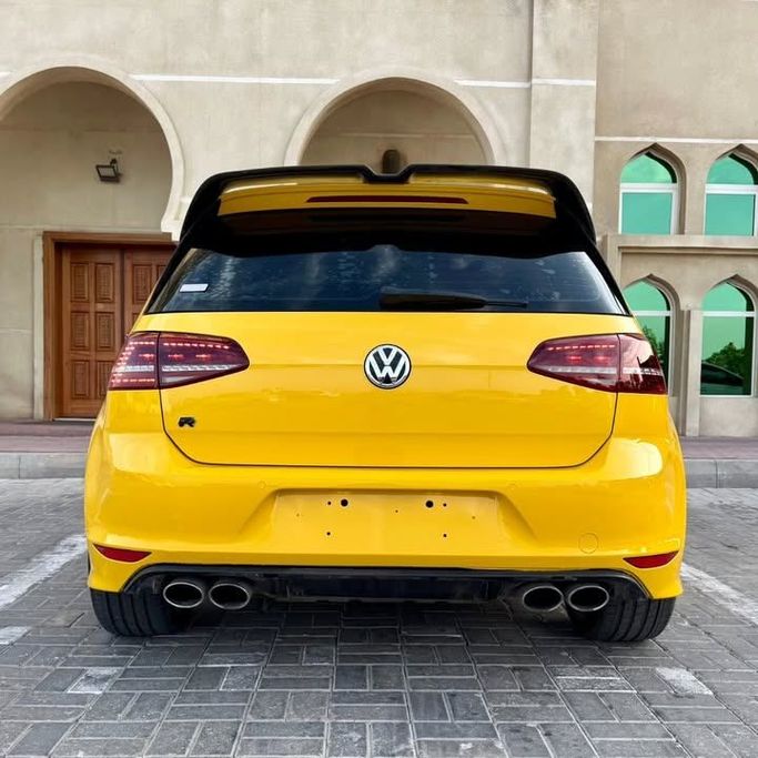 Подержанный Volkswagen Golf R VII, 2.0 л, 2017 в Шардже от Sarmad Cars Желтый цвет. Other | AUTO.AE
