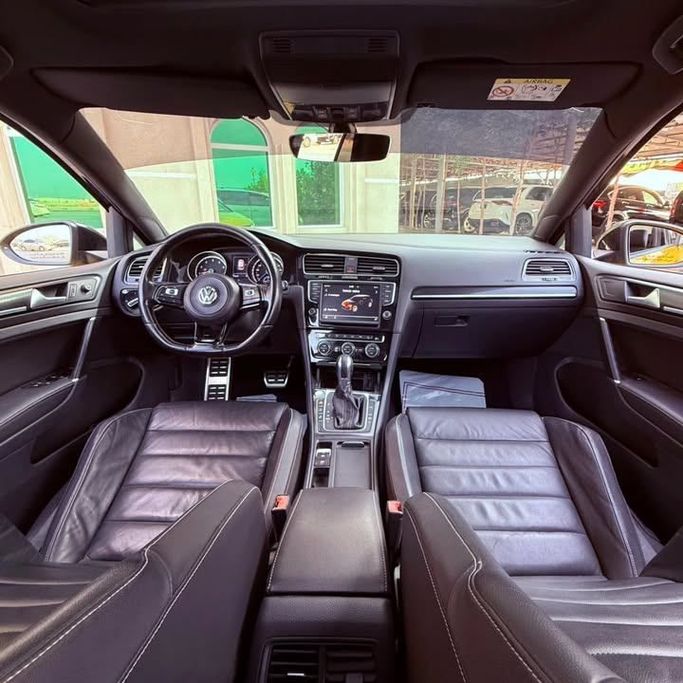 Подержанный Volkswagen Golf R VII, 2.0 л, 2017 в Шардже от Sarmad Cars Желтый цвет. Other | AUTO.AE