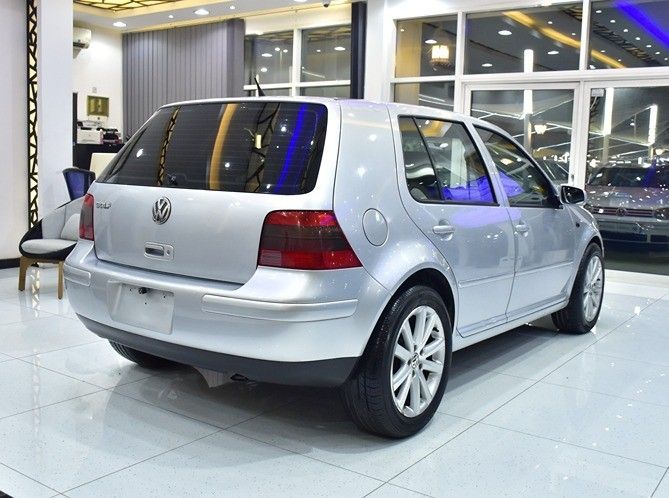 Подержанный Volkswagen Golf IV, 2.0 л, 2003 в Шардже от Honey Gidosha Used Cars Tr. Серебристый цвет.  | AUTO.AE