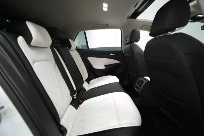 Used Volkswagen Golf VIII, 2.0 l, 2023 in Sharjah by Al Qassem Cars Trading, White color. Korean Specs | AUTO.AE