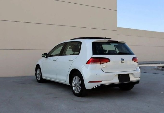 Подержанный Volkswagen Golf VII Рестайлинг, 1.4 л, 2018 в Шардже от Al Sayed Khamis Used Cars Белый цвет. GCC | AUTO.AE