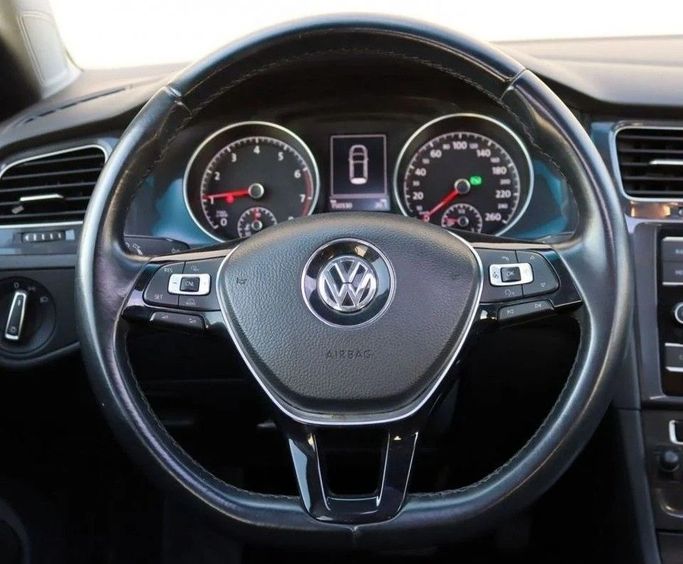 Подержанный Volkswagen Golf VII Рестайлинг, 1.4 л, 2018 в Шардже от Al Sayed Khamis Used Cars Белый цвет. GCC | AUTO.AE