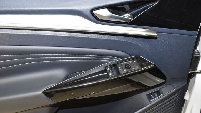 Подержанный Volkswagen ID.4, 2021 в Шардже от Alsalama Motors Белый цвет. Китайская | AUTO.AE