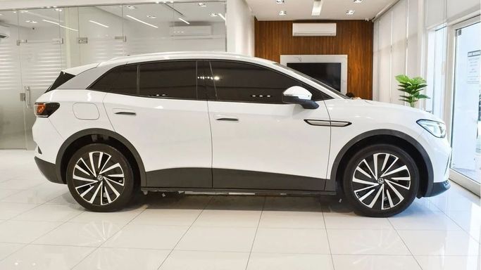 Подержанный Volkswagen ID.4, 2021 в Шардже от Alsalama Motors Белый цвет. Китайская | AUTO.AE