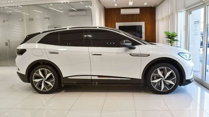 Подержанный Volkswagen ID.4, 2022 в Шардже от Alsalama Motors Белый цвет. Китайская | AUTO.AE