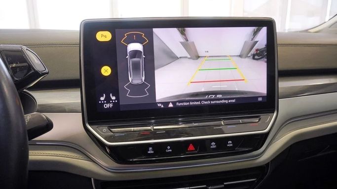 Подержанный Volkswagen ID.6, 2022 в Шардже от Alsalama Motors Синий цвет. Китайская | AUTO.AE