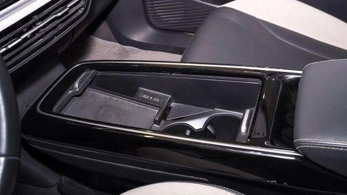 Подержанный Volkswagen ID.6, 2022 в Шардже от Alsalama Motors Синий цвет. Китайская | AUTO.AE