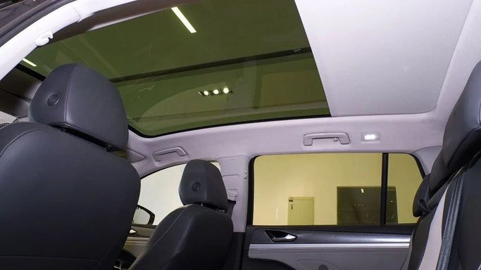 Подержанный Volkswagen ID.6, 2022 в Шардже от Alsalama Motors Синий цвет. Китайская | AUTO.AE