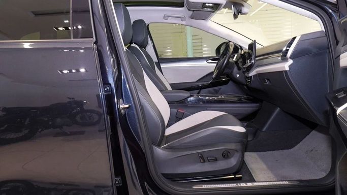 Подержанный Volkswagen ID.6, 2022 в Шардже от Alsalama Motors Синий цвет. Китайская | AUTO.AE