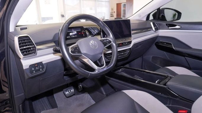 Подержанный Volkswagen ID.6, 2022 в Шардже от Alsalama Motors Синий цвет. Китайская | AUTO.AE