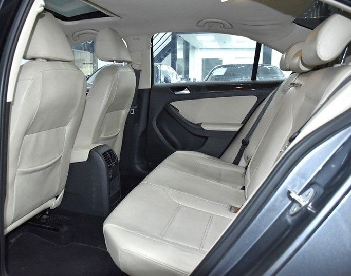 Подержанный Volkswagen Jetta VI Рестайлинг, 1.6 л, 2018 в Шардже от Honey Gidosha Used Cars Tr. Серый цвет.  | AUTO.AE