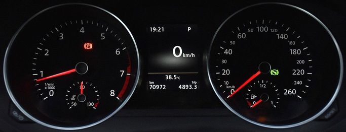 Подержанный Volkswagen Jetta VI Рестайлинг, 1.6 л, 2018 в Шардже от Honey Gidosha Used Cars Tr. Серый цвет.  | AUTO.AE