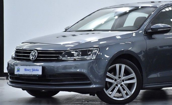Подержанный Volkswagen Jetta VI Рестайлинг, 1.6 л, 2018 в Шардже от Honey Gidosha Used Cars Tr. Серый цвет.  | AUTO.AE