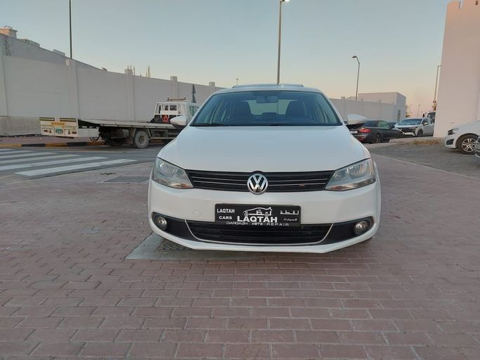 Подержанный Volkswagen Jetta VI, 1.6 л, 2012 в Шардже от Laqtah Used Cars Белый цвет. GCC | AUTO.AE