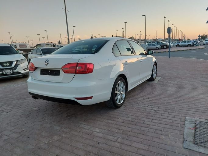 Подержанный Volkswagen Jetta VI, 1.6 л, 2012 в Шардже от Laqtah Used Cars Белый цвет. GCC | AUTO.AE