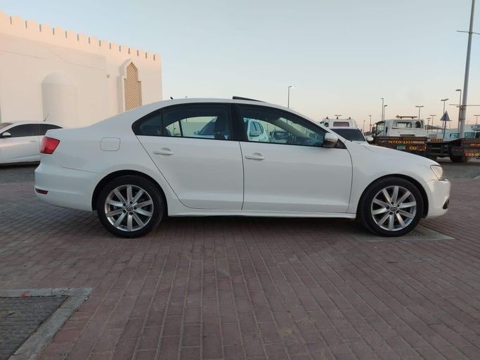 Подержанный Volkswagen Jetta VI, 1.6 л, 2012 в Шардже от Laqtah Used Cars Белый цвет. GCC | AUTO.AE