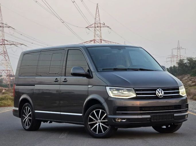 Подержанный Volkswagen Multivan T6 Рестайлинг, 2.0 л, 2019 в Шардже от Al Jana Used Cars Серый цвет. GCC | AUTO.AE
