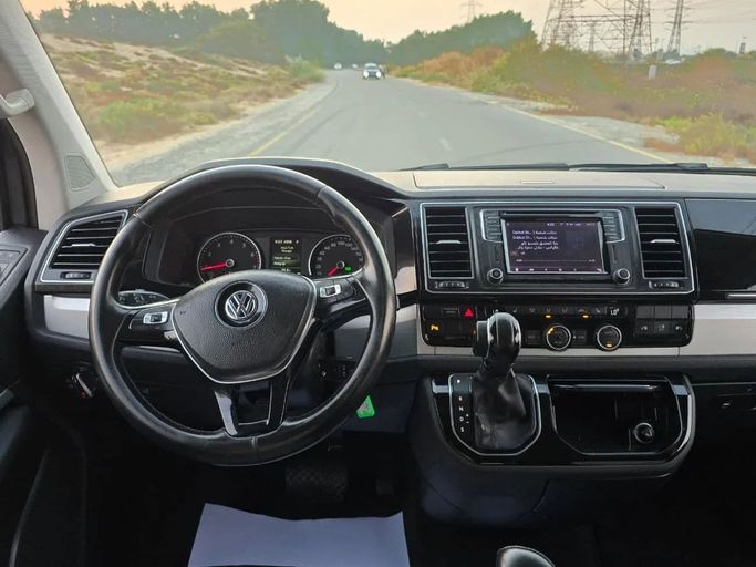 Подержанный Volkswagen Multivan T6 Рестайлинг, 2.0 л, 2019 в Шардже от Al Jana Used Cars Серый цвет. GCC | AUTO.AE