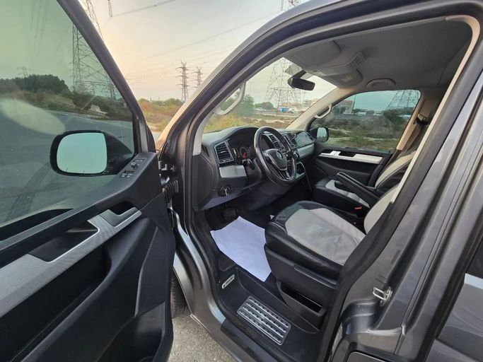 Подержанный Volkswagen Multivan T6 Рестайлинг, 2.0 л, 2019 в Шардже от Al Jana Used Cars Серый цвет. GCC | AUTO.AE