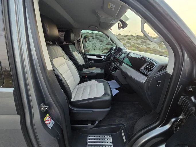 Подержанный Volkswagen Multivan T6 Рестайлинг, 2.0 л, 2019 в Шардже от Al Jana Used Cars Серый цвет. GCC | AUTO.AE