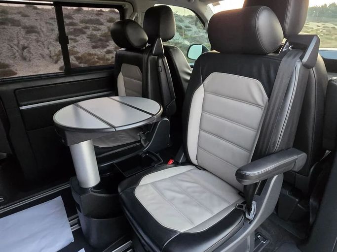 Подержанный Volkswagen Multivan T6 Рестайлинг, 2.0 л, 2019 в Шардже от Al Jana Used Cars Серый цвет. GCC | AUTO.AE