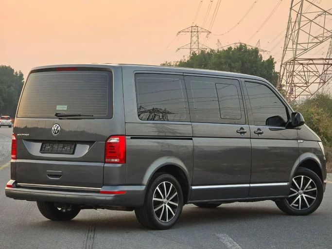 Подержанный Volkswagen Multivan T6 Рестайлинг, 2.0 л, 2019 в Шардже от Al Jana Used Cars Серый цвет. GCC | AUTO.AE