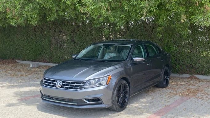 مستعملة Volkswagen Passat (North America and China) II (سوق المدمنين المجهولين), 2.5 l, 2019 في في الشارقة من Halla Cars، اللون رمادي. المواصفات الأمريكية | AUTO.AE