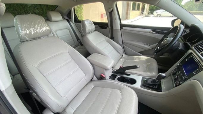 مستعملة Volkswagen Passat (North America and China) II (سوق المدمنين المجهولين), 2.5 l, 2019 في في الشارقة من Halla Cars، اللون رمادي. المواصفات الأمريكية | AUTO.AE