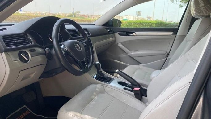 مستعملة Volkswagen Passat (North America and China) II (سوق المدمنين المجهولين), 2.5 l, 2019 في في الشارقة من Halla Cars، اللون رمادي. المواصفات الأمريكية | AUTO.AE