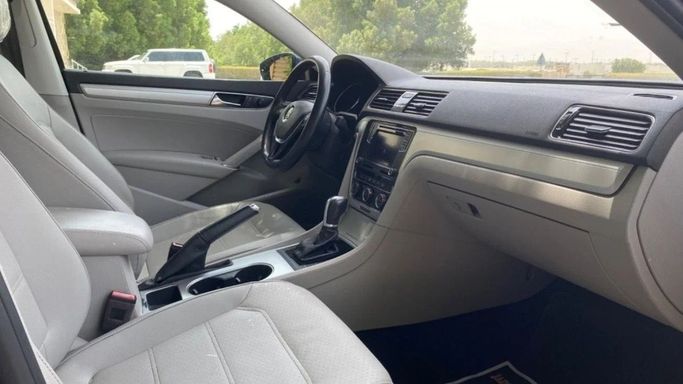 مستعملة Volkswagen Passat (North America and China) II (سوق المدمنين المجهولين), 2.5 l, 2019 في في الشارقة من Halla Cars، اللون رمادي. المواصفات الأمريكية | AUTO.AE