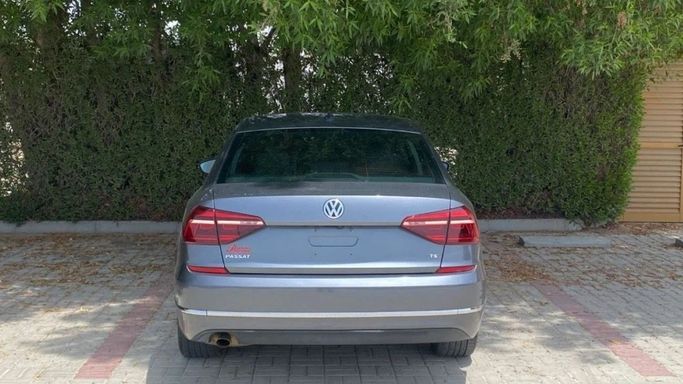 مستعملة Volkswagen Passat (North America and China) II (سوق المدمنين المجهولين), 2.5 l, 2019 في في الشارقة من Halla Cars، اللون رمادي. المواصفات الأمريكية | AUTO.AE
