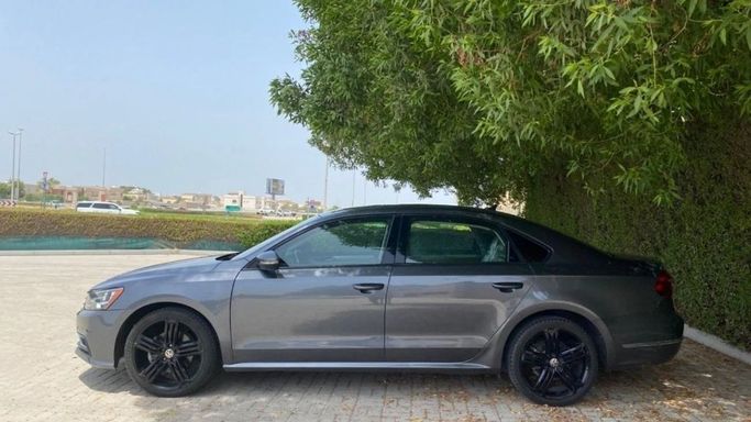 مستعملة Volkswagen Passat (North America and China) II (سوق المدمنين المجهولين), 2.5 l, 2019 في في الشارقة من Halla Cars، اللون رمادي. المواصفات الأمريكية | AUTO.AE