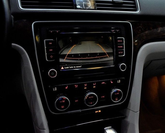 Подержанный Volkswagen Passat B7, 2.5 л, 2013 в Шардже от Honey Gidosha Used Cars Tr. Серебристый цвет.  | AUTO.AE