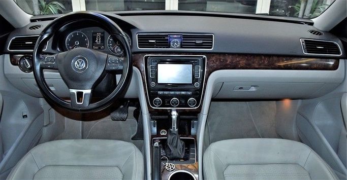 Подержанный Volkswagen Passat B7, 2.5 л, 2013 в Шардже от Honey Gidosha Used Cars Tr. Серебристый цвет.  | AUTO.AE