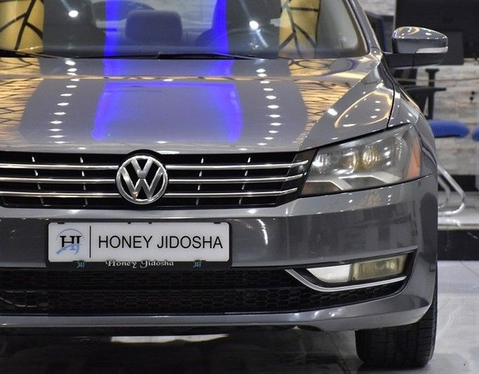 Подержанный Volkswagen Passat B7, 2.5 л, 2013 в Шардже от Honey Gidosha Used Cars Tr. Серебристый цвет.  | AUTO.AE